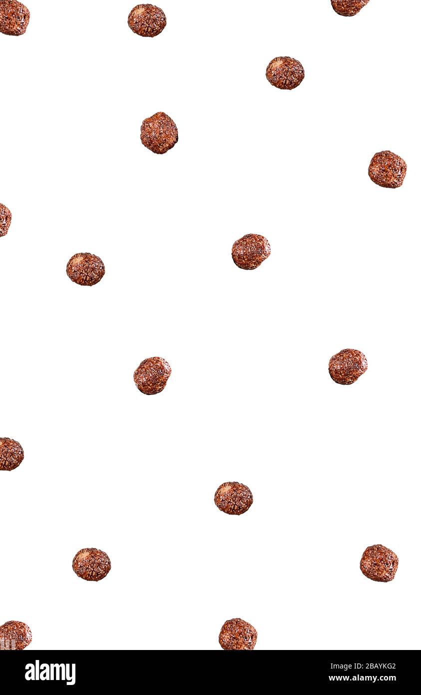Schokoladenreiskugeln zum Frühstück. Von oben nach unten fallen. Isoliert auf weißem Hintergrund. Kinderfrühstück. Stockfoto