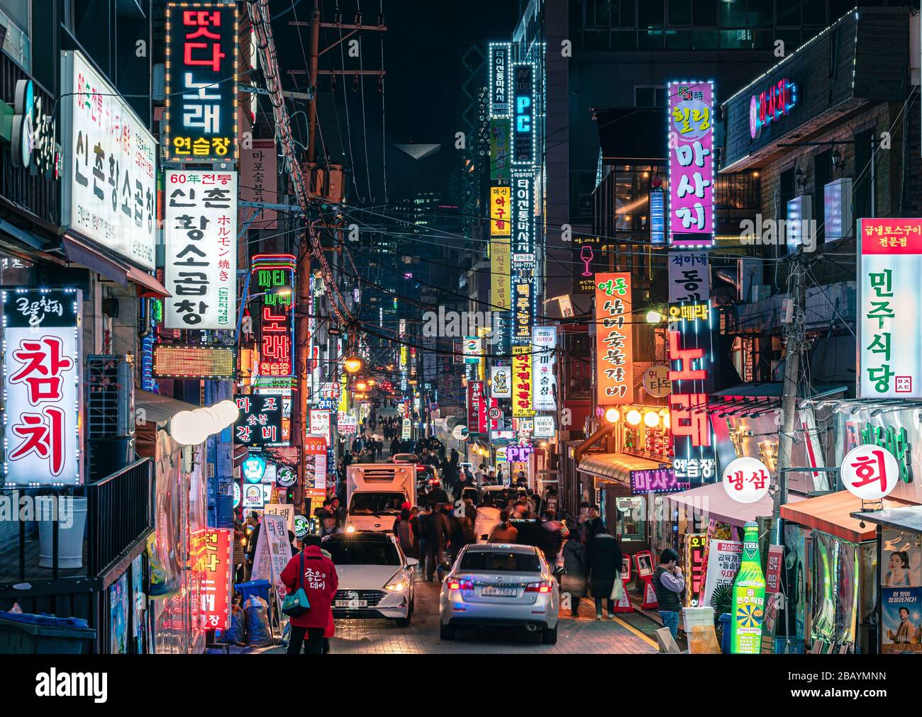 Neons, Lichter und Menschen auf der Straße, Nachtszene in einem gangnam, Seoul, Südkorea Stockfoto