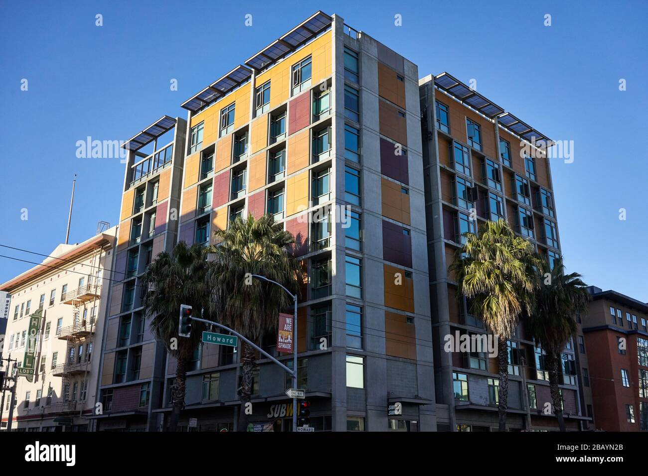 Die Plaza Apartments, ein Objekt zur Sanierung von Obdachlosen mit Behinderungen und das erste Wohnprojekt an der Westküste, das die Silber LEED-Zertifizierung erhalten hat. Stockfoto