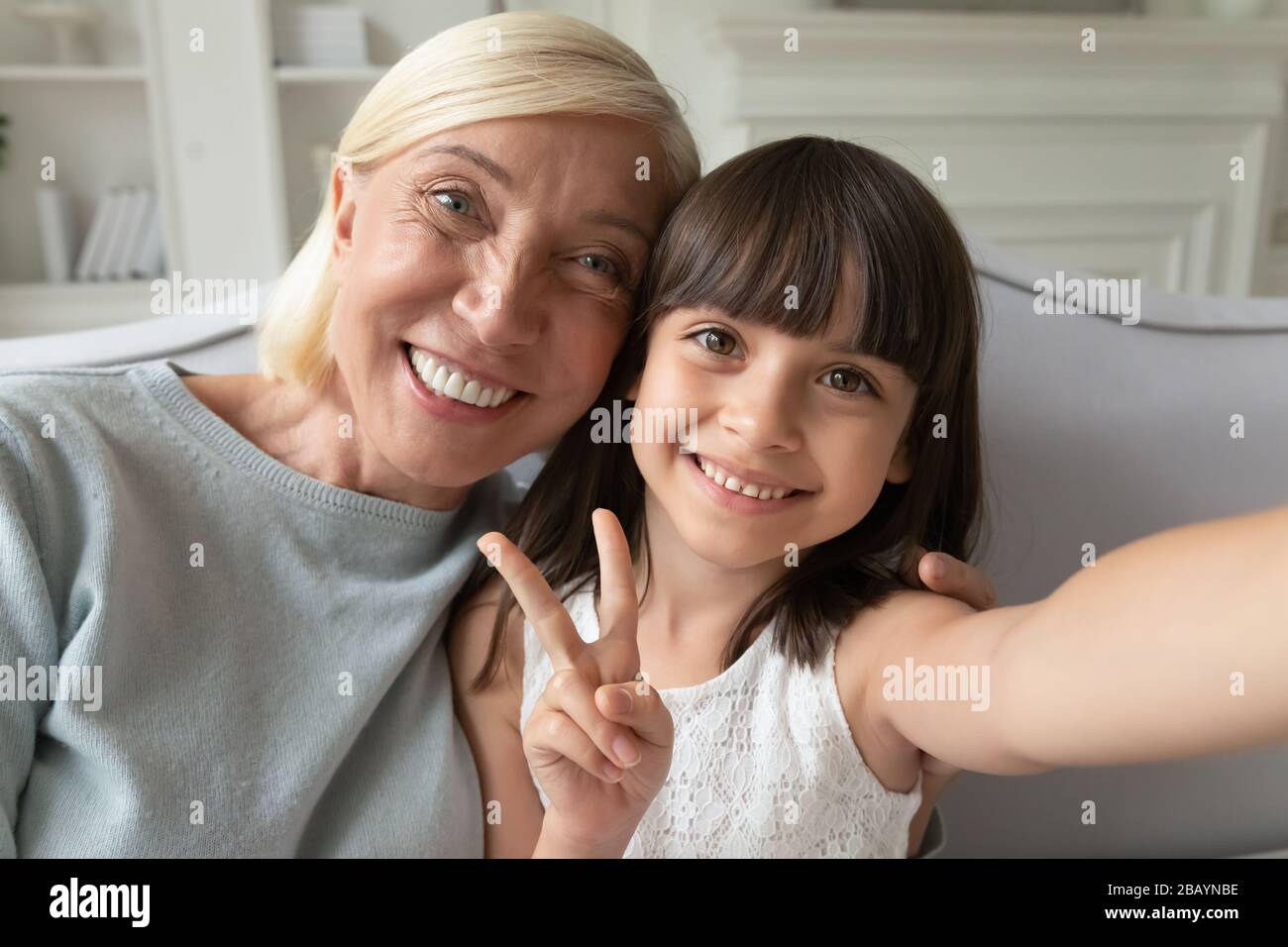 Kleine Enkelin und Großmutter nehmen selfie zusammen Stockfoto