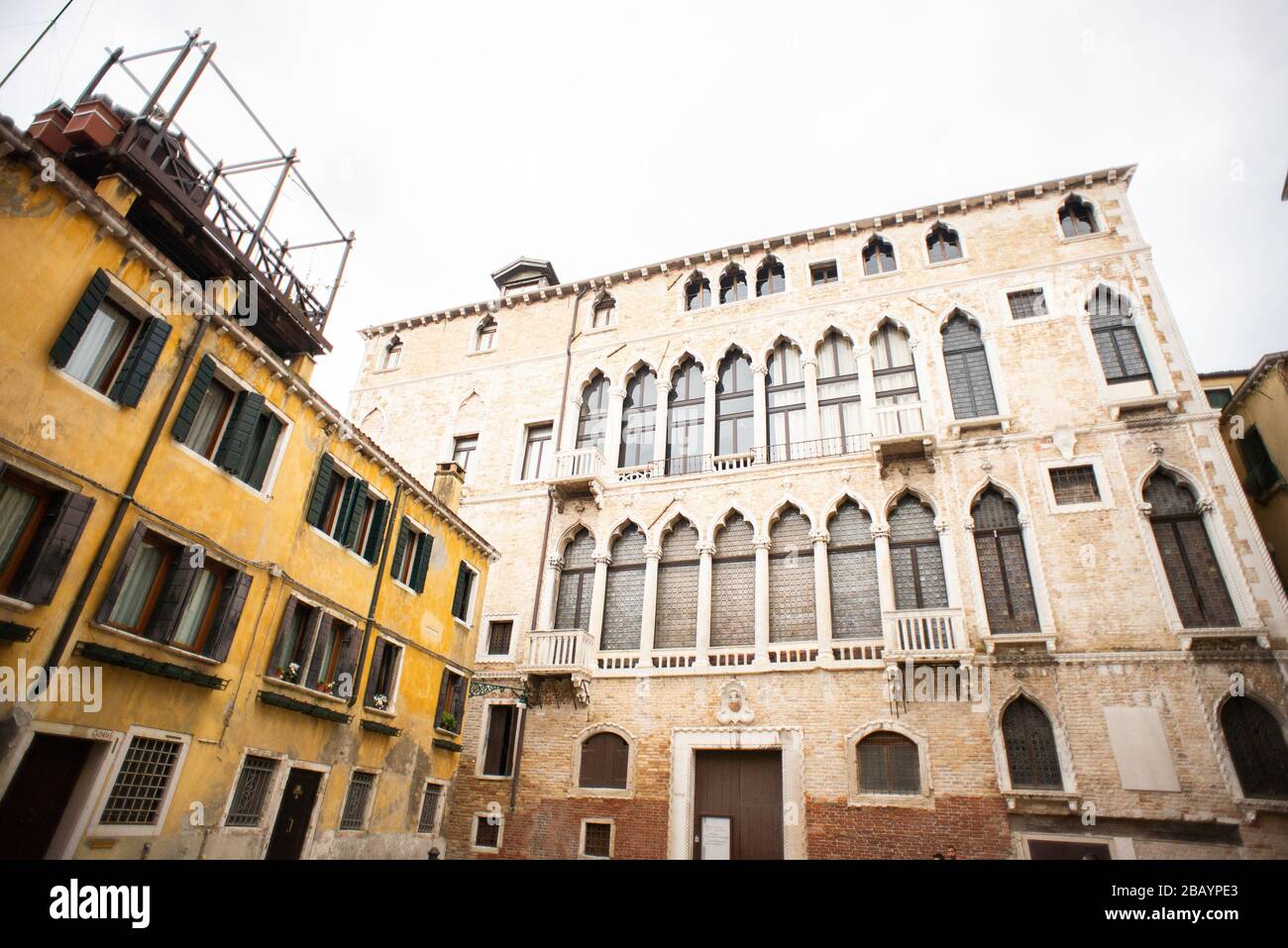 Venedig. Italien - 13. Mai 2019: Palazzo Fortuny (Palazzo Pesaro Orfei) in San Marco, Venedig. Italien. Bewölkter Himmel. Stockfoto