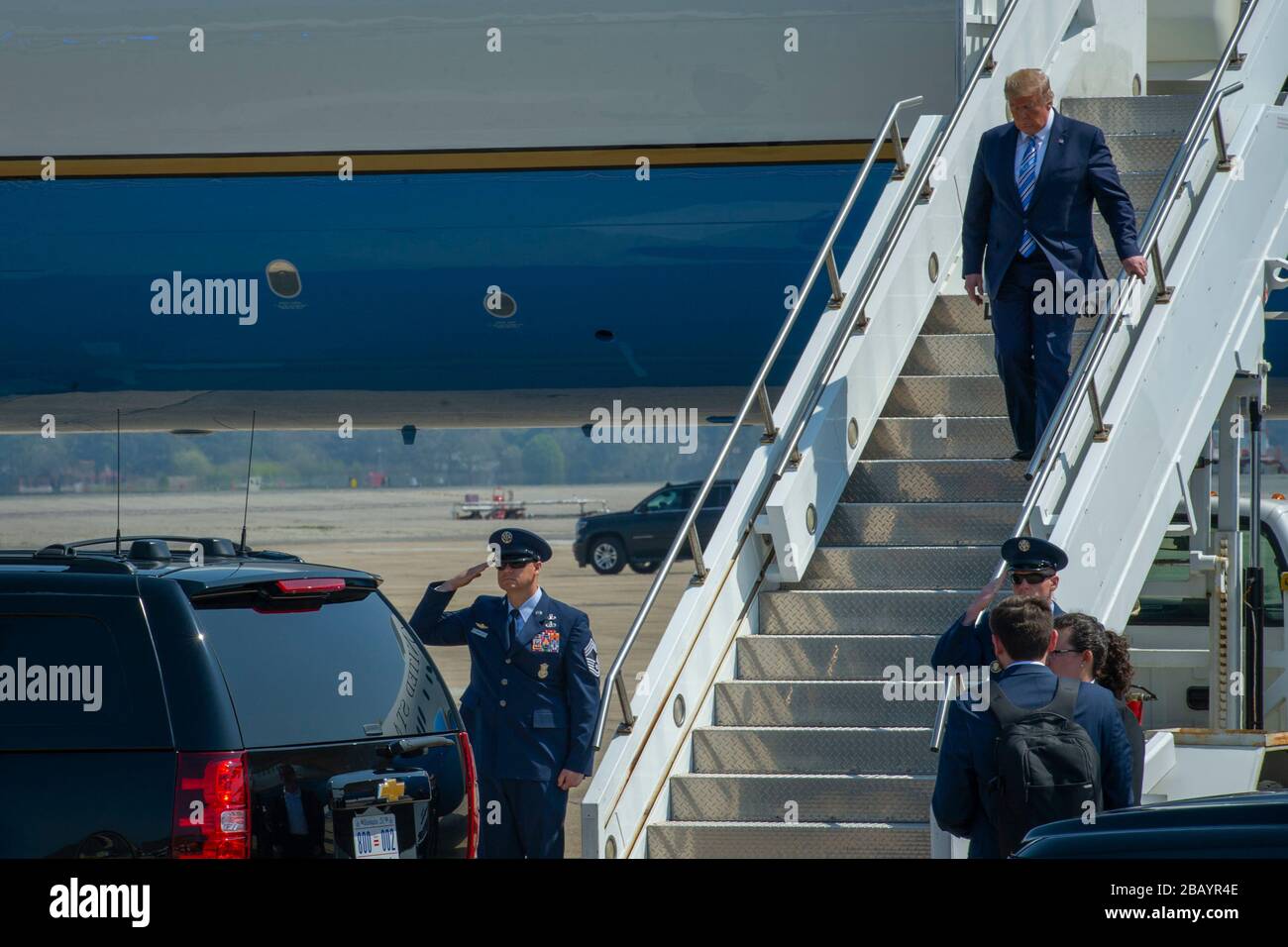 NORFOLK, Virginia (28. März 2020) - Präsident Donald Trump kommt zur Naval Station Norfolk, bevor er am 28. März 2020 bei USNS Comfort (T-AH 20) spricht. Trost bereitet sich auf den Einsatz zur Unterstützung der COVID-19-Reaktionsbemühungen des Landes vor und wird als Überweisungskrankenhaus für nicht-COVID-19-Patienten dienen, die derzeit in Krankenhäusern an Land eingeliefert werden. So können Krankenhäuser in Landhäusern ihre Bemühungen auf COVID-19-Fälle konzentrieren. Eine der Missionen des Verteidigungsministeriums ist die Verteidigungsunterstützung von Zivilbehörden. DoD unterstützt die Bundeszentrale für Notfallmanagement, die federführende Bundesbehörde sowie die Statistikbehörde Stockfoto