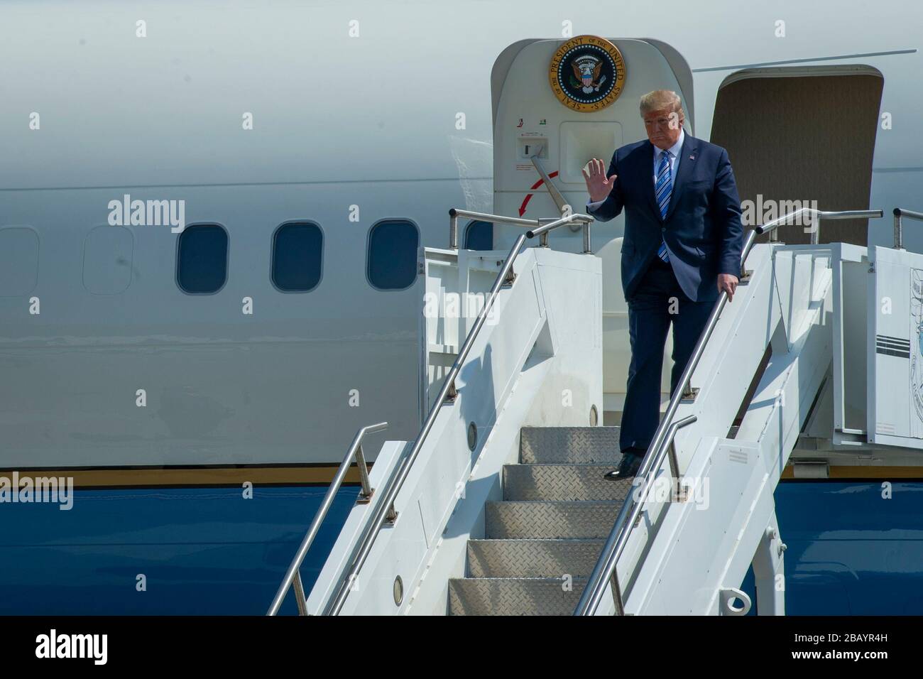 NORFOLK, Virginia (28. März 2020) - Präsident Donald Trump kommt zur Naval Station Norfolk, bevor er am 28. März 2020 bei USNS Comfort (T-AH 20) spricht. Trost bereitet sich auf den Einsatz zur Unterstützung der COVID-19-Reaktionsbemühungen des Landes vor und wird als Überweisungskrankenhaus für nicht-COVID-19-Patienten dienen, die derzeit in Krankenhäusern an Land eingeliefert werden. So können Krankenhäuser in Landhäusern ihre Bemühungen auf COVID-19-Fälle konzentrieren. Eine der Missionen des Verteidigungsministeriums ist die Verteidigungsunterstützung von Zivilbehörden. DoD unterstützt die Bundeszentrale für Notfallmanagement, die federführende Bundesbehörde sowie die Statistikbehörde Stockfoto