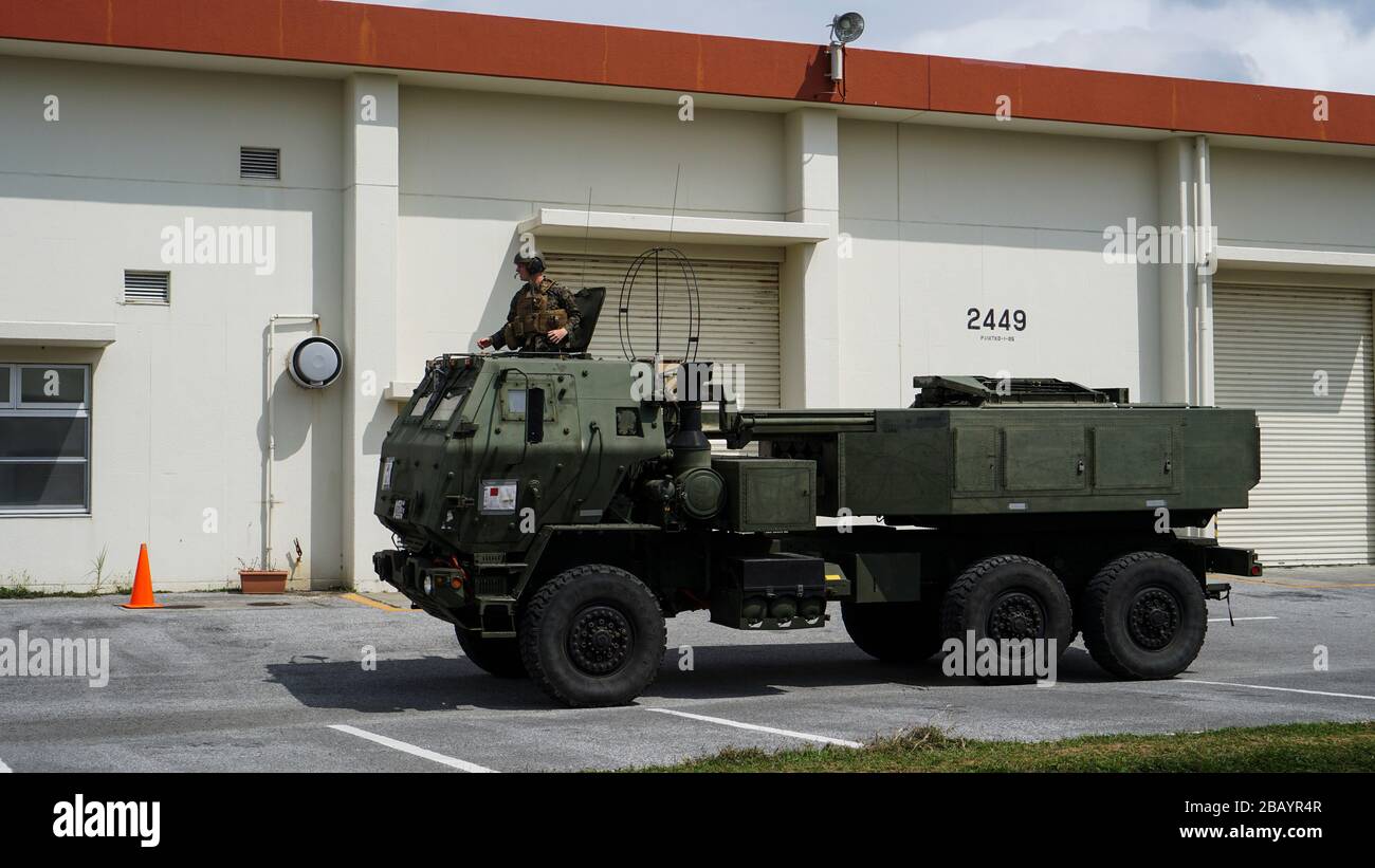 CAMP HANSEN, Okinawa, Japan (28. März 2020) ein M142 High-Mobility Artillery Rocket System (HIMARS) mit dem 31. HIMARS-Platoon der Marine Expeditionary Unit (MEU) bereitet sich darauf vor, seine Trägerrakete während einer Brandmissionsprobe zu heben. Während der Operation führte die HIMARS eine Schiff-Ufer-Bewegung über Landungsfahrzeuge, Luftpolster und simulierte eine Feuermission. Die Fähigkeit des 31. MEU, HIMARS-amphibische Landungen durchzuführen, bietet eine tödliche Präzisionsfeuerfähigkeit für lange Einsatzbereiche zur Unterstützung amphibischer Operationen. (USA Foto des Marine Corps von Sgt. Audrey M. C. Rampton) Stockfoto