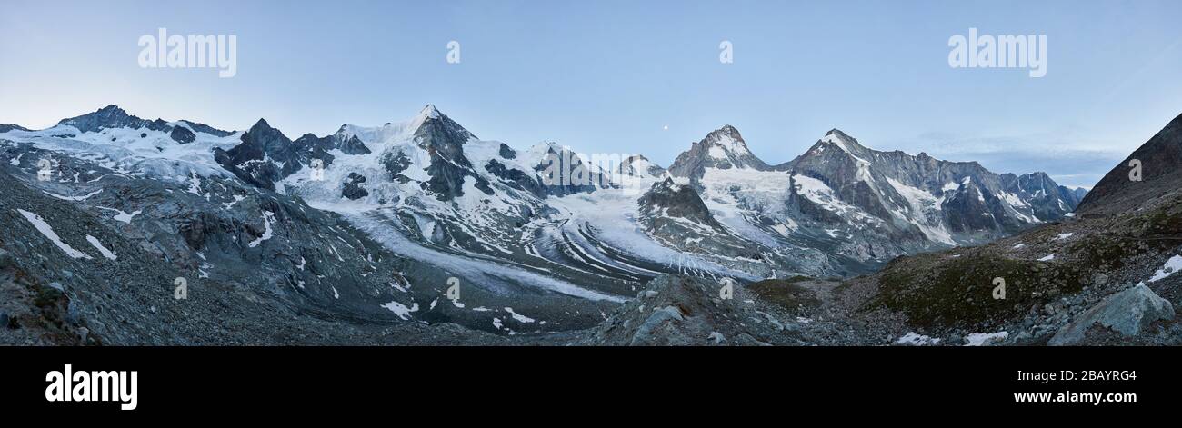 Panorama-Schnappschuss eines Felsgrats in der Schweiz am Abend ist blauer klarer Himmel über verschneiten Gipfeln, Konzept der ewigen Schönheit Stockfoto