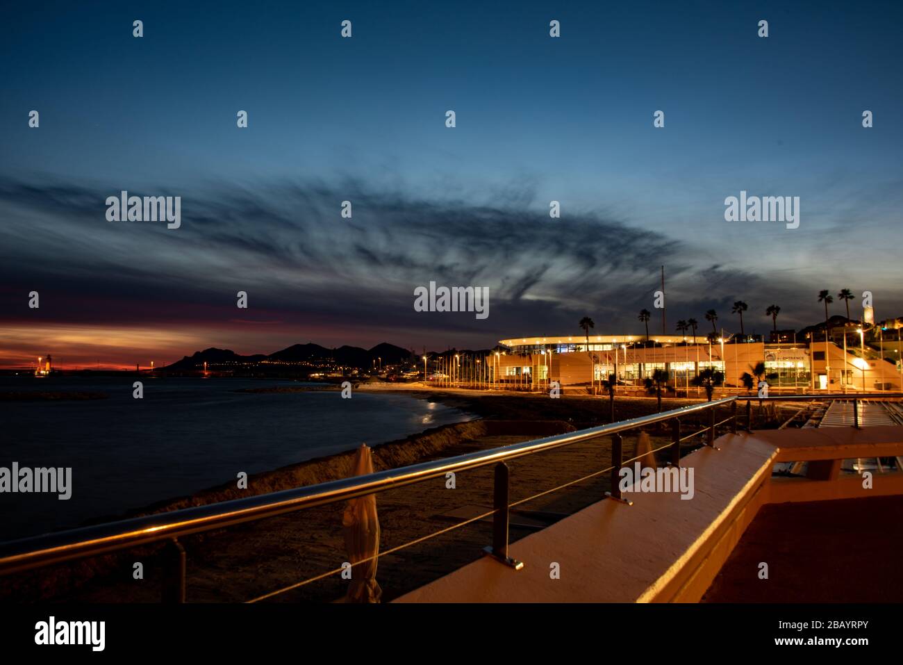 Spektakulärer Sonnenuntergang auf der Croisette in Cannes, Frankreich mit Palais des Festivals im Hintergrund Stockfoto