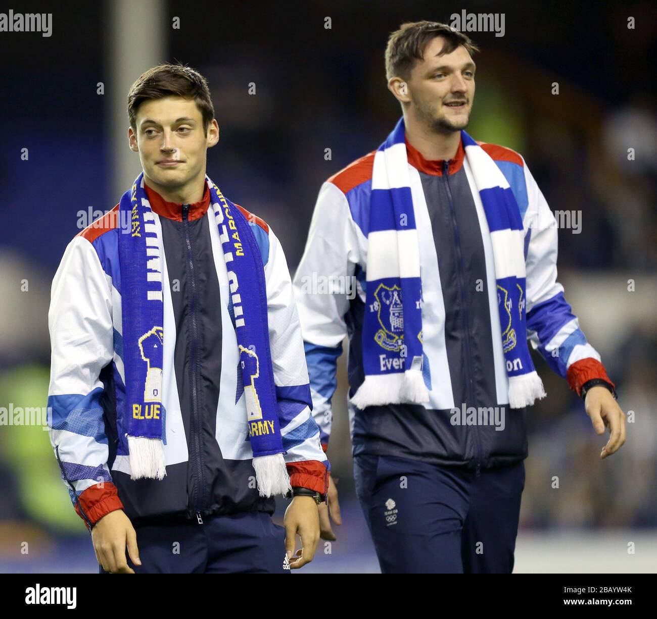 Paralympischer Fußballer George Fletcher (l) und Mitglied des Team GB Paralympic Herren Handballteams Chris McDermott (r) vor dem Spiel abgebildet. Stockfoto