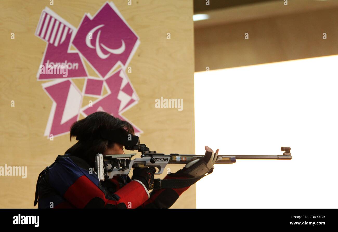 Die britische Karen Butler schießt in der R8-50m Rifle 3-Position SH1-Qualifikation in der Royal Artillery Barracks, London. Stockfoto