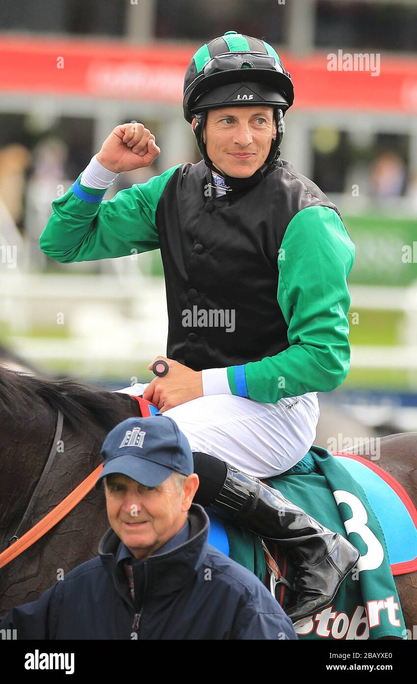 Times Up (grün) von Eddie Ahern geritten und von John Dunlop trainiert, gewinnt den Stobart Doncaster Cup Stockfoto