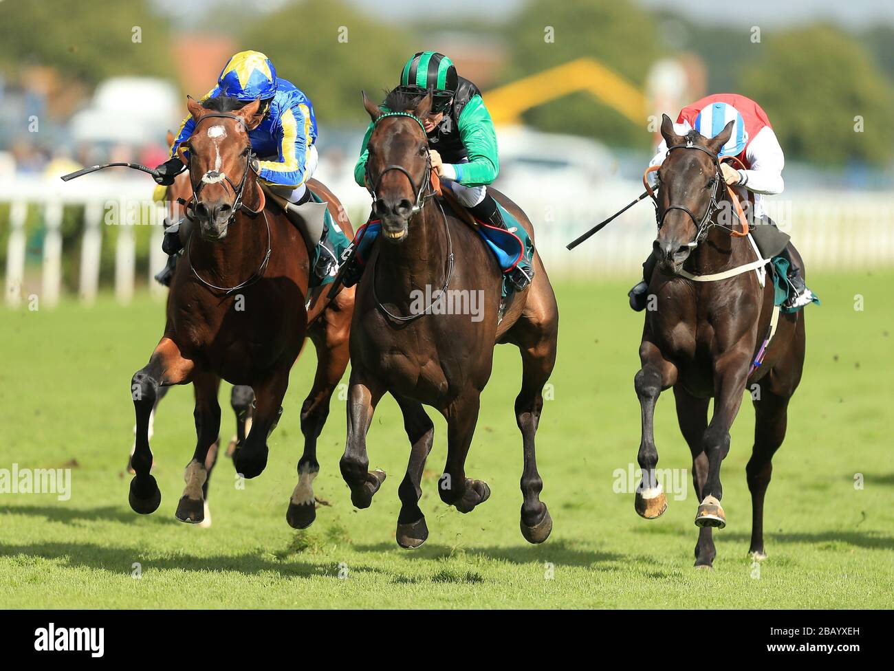 Times Up (grün) von Eddie Ahern geritten und von John Dunlop trainiert, gewinnt den Stobart Doncaster Cup Stockfoto