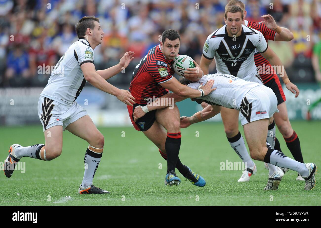 Warrington Wolves Rhys Williams verläuft zwischen Alex Gerrard von Widnes Vikings und Jon Clarke Stockfoto