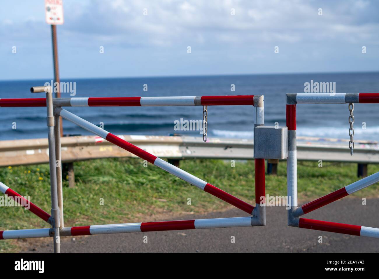 Ho'okipa Beach Park in Maui, Hawaii Strand geschlossen, aber Surfen während der Covid-19-Pandemie geöffnet Stockfoto