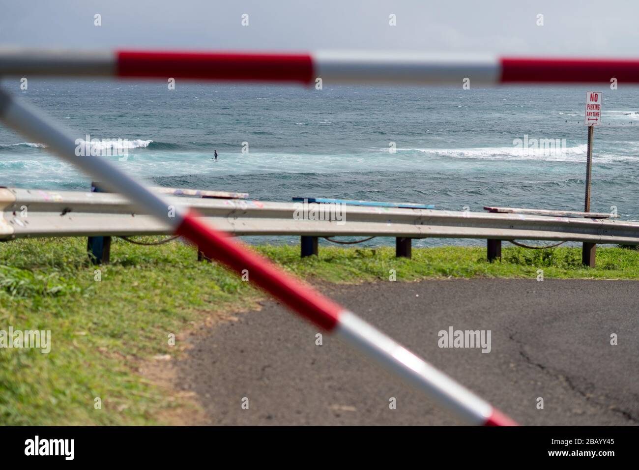 Ho'okipa Beach Park in Maui, Hawaii Strand geschlossen, aber Surfen während der Covid-19-Pandemie geöffnet Stockfoto