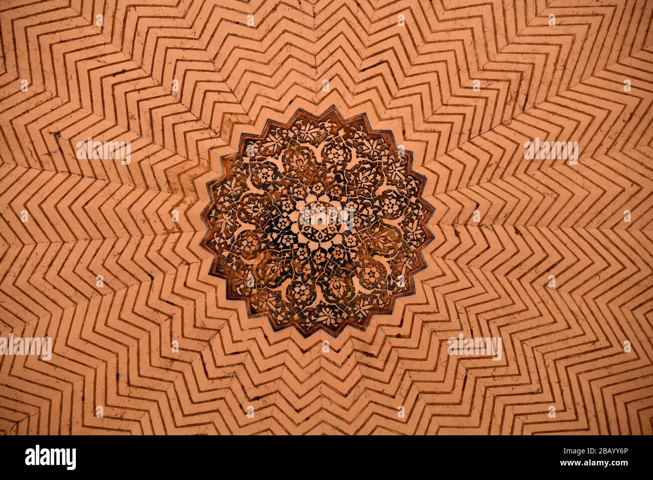 Detail des mughal-deckendesigns in Humayuns Grab. Neu-Delhi, Indien Stockfoto