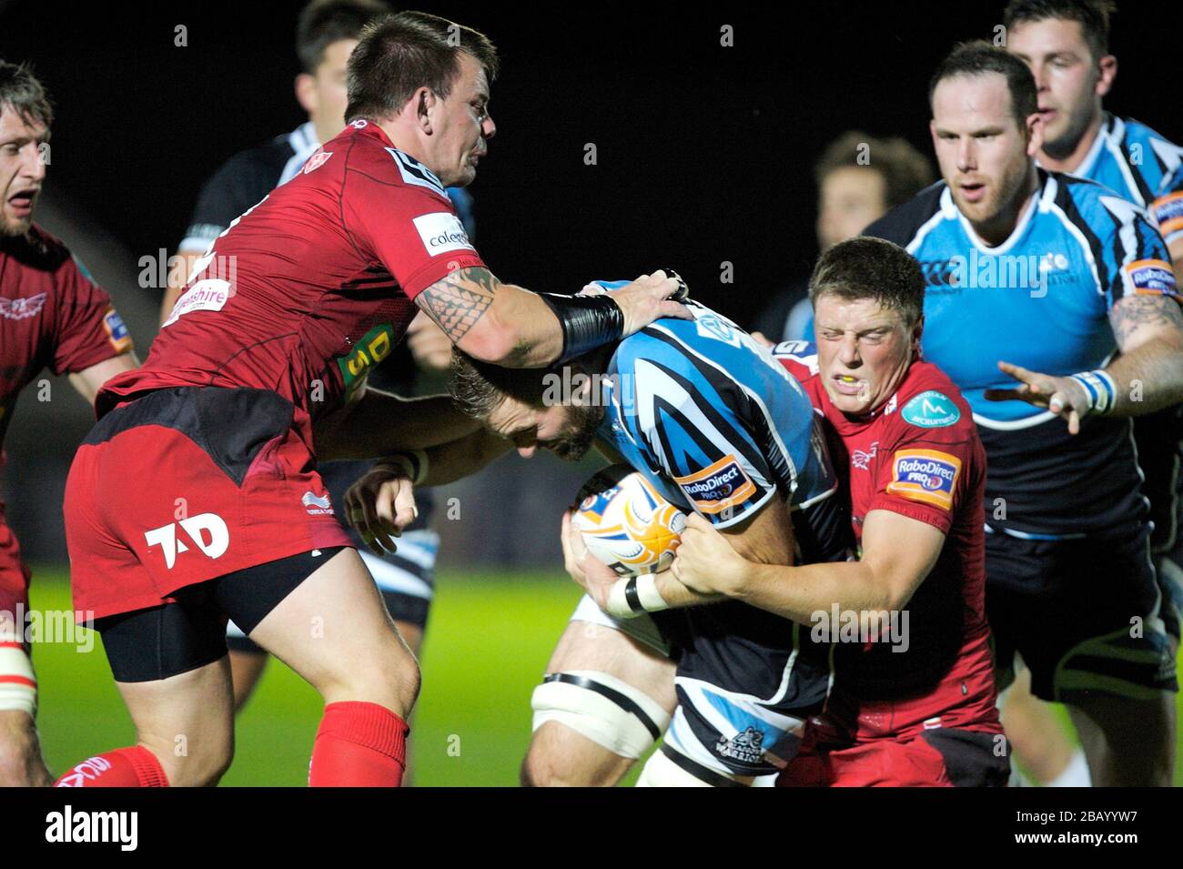 John Barclay (Center) der Glasgow Warriors kämpft gegen die Verteidigung der Scarlets. Stockfoto