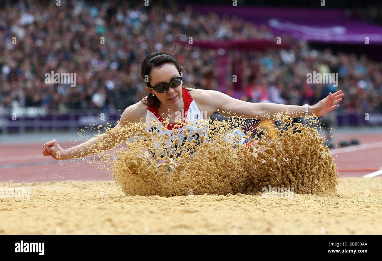 Großbritanniens Stef Reid springt im Weitsprung T42/44 der Frauen im Olympiastadion auf eine Silbermedaille. Stockfoto