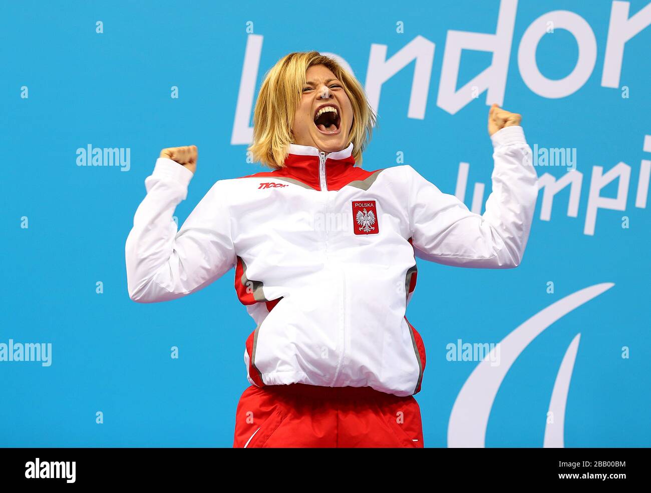 Die Polin Joanna Mendak auf dem Podium, nachdem sie die Goldmedaille im 100 m Schmetterling der Frauen - S12-Finale im Aquatics Centre, London gewonnen hatte. Stockfoto