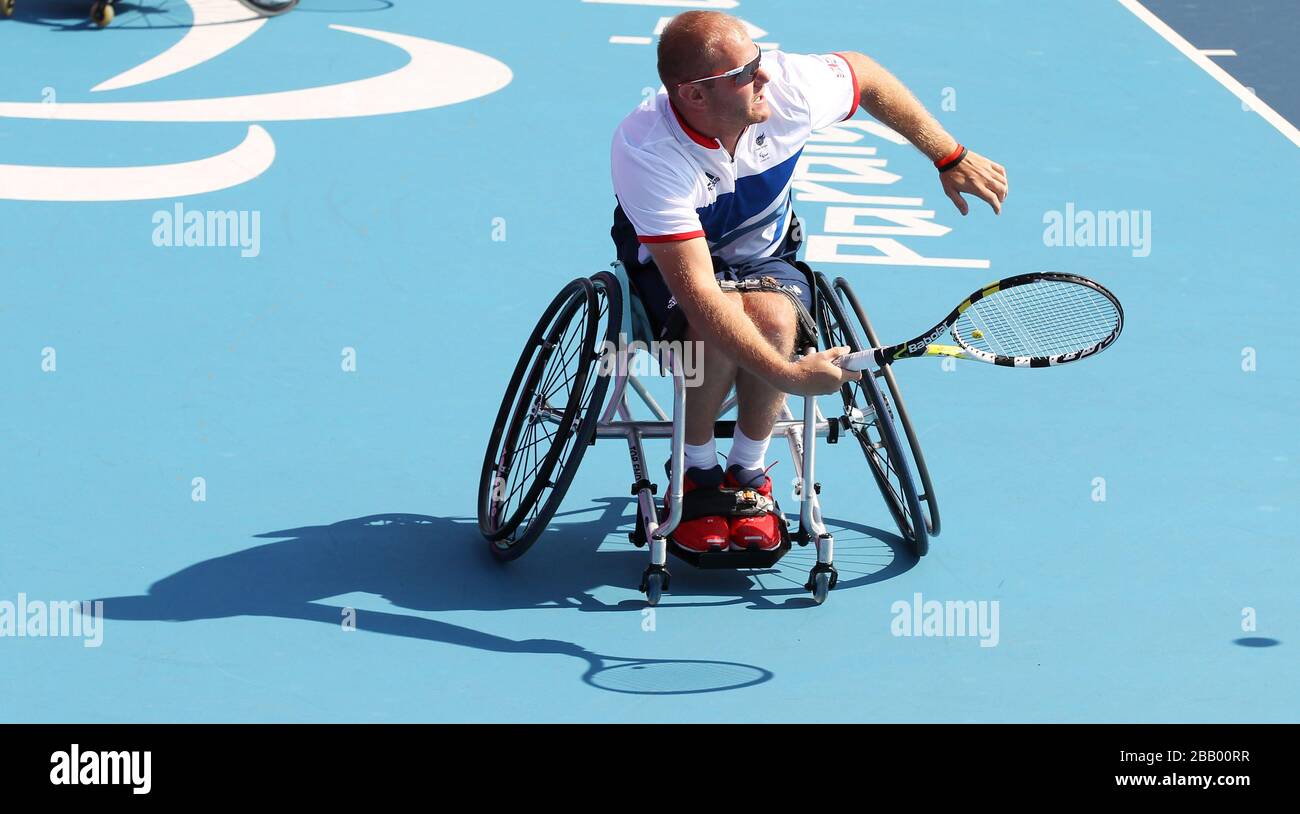 Großbritanniens Marc McCarroll während des Herrendoppels um Platz 16 im Eton Manor. Stockfoto