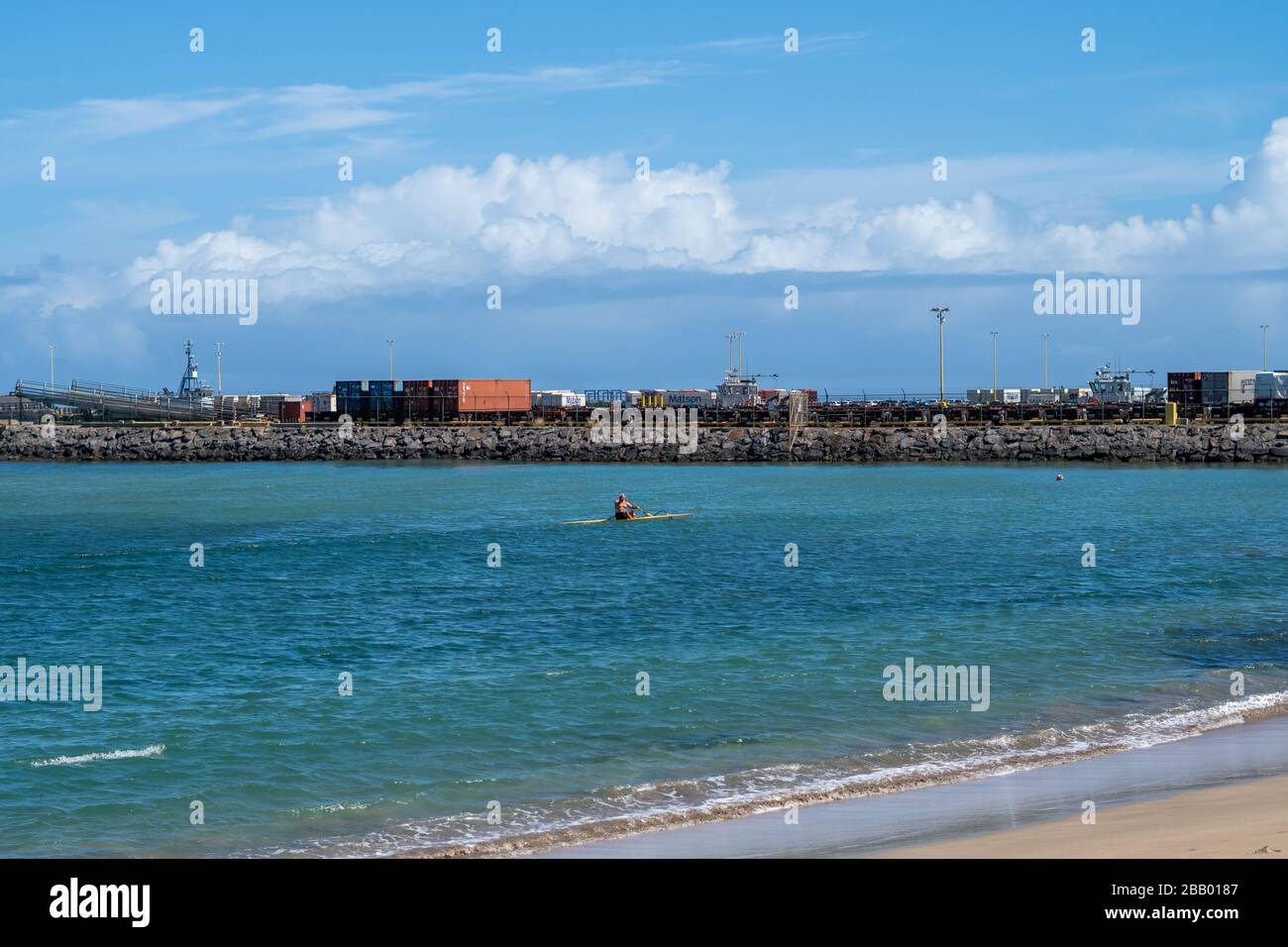 Wing Surfing vor dem leeren Kreuzfahrthafen in Kahului, Maui, Hawaii während der Covid-19-Pandemie Stockfoto