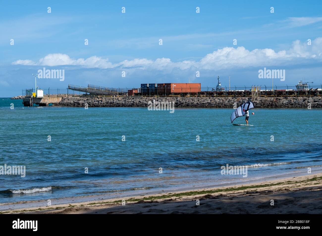 Wing Surfing vor dem leeren Kreuzfahrthafen in Kahului, Maui, Hawaii während der Covid-19-Pandemie Stockfoto