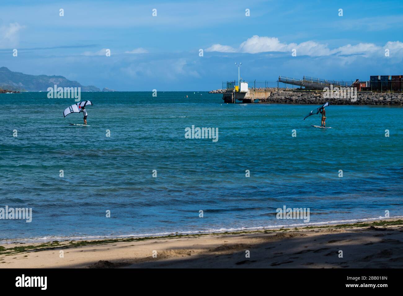 Wing Surfing vor dem leeren Kreuzfahrthafen in Kahului, Maui, Hawaii während der Covid-19-Pandemie Stockfoto