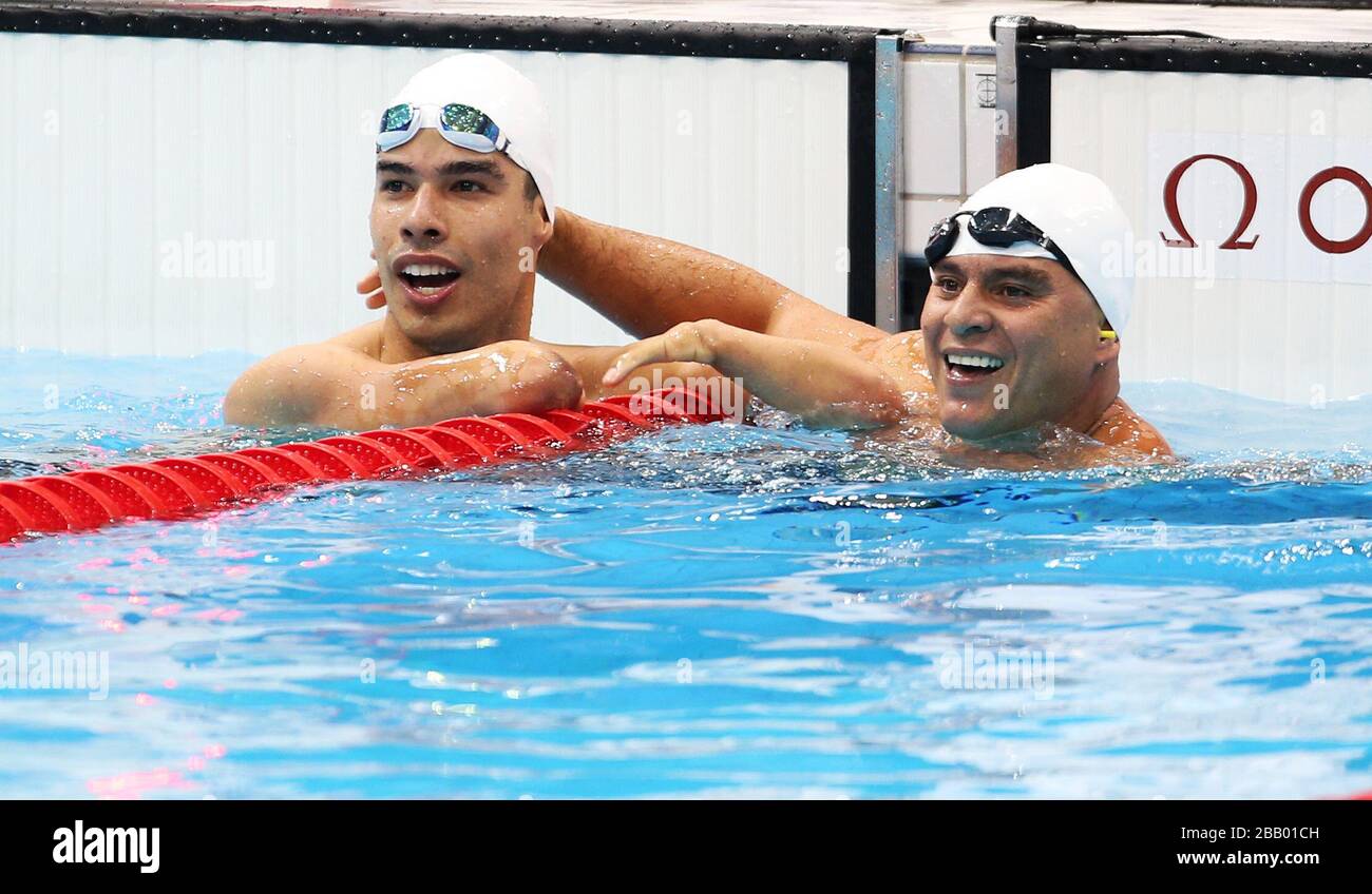 Brasiliens Daniel Dias feiert sein Gold mit Spaniens Ricardo Ten, der Bronze im 100-m-Brustschlag SB4 der Männer im Aquatics Center gewann. Stockfoto