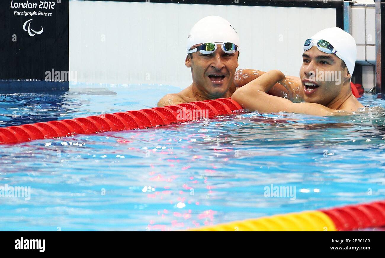 Brasiliens Daniel Dias feiert sein Gold mit Spaniens Ricardo Ten, der Bronze im 100-m-Brustschlag SB4 der Männer im Aquatics Center gewann. Stockfoto