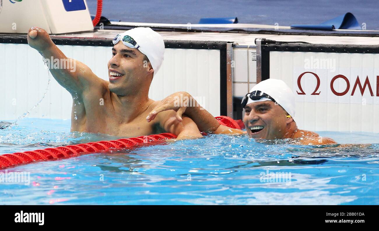 Brasiliens Daniel Dias feiert sein Gold mit Spaniens Ricardo Ten, der Bronze im 100-m-Brustschlag SB4 der Männer im Aquatics Center gewann. Stockfoto