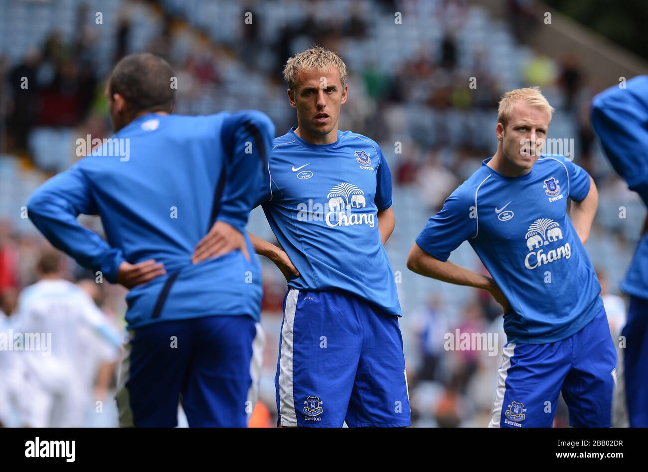 Evertons Phil Neville (Mitte) streckt sich während des Aufwärmens mit Teamkollegen Stockfoto