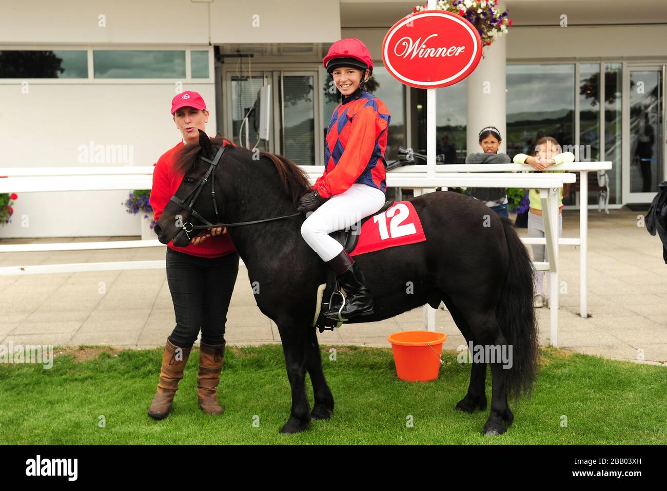 Der Gewinner des Sunderland-Buchmachers Shetland Derby 2012 nach dem Rennen Stockfoto