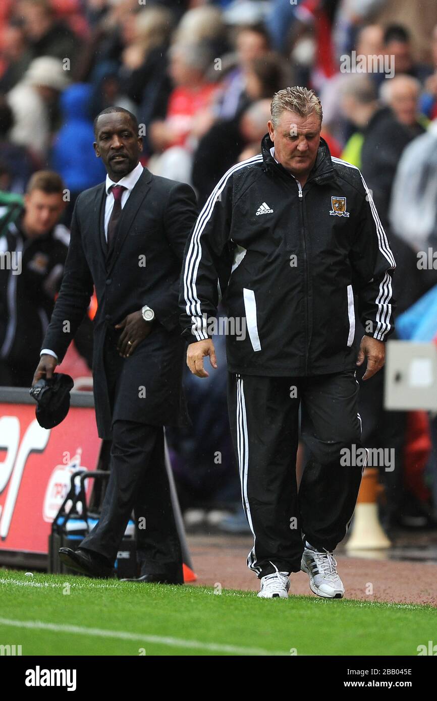 Der Manager von Charlton Athletic Chris Powell (l) und der Manager von Hull City Steve Bruce Stockfoto
