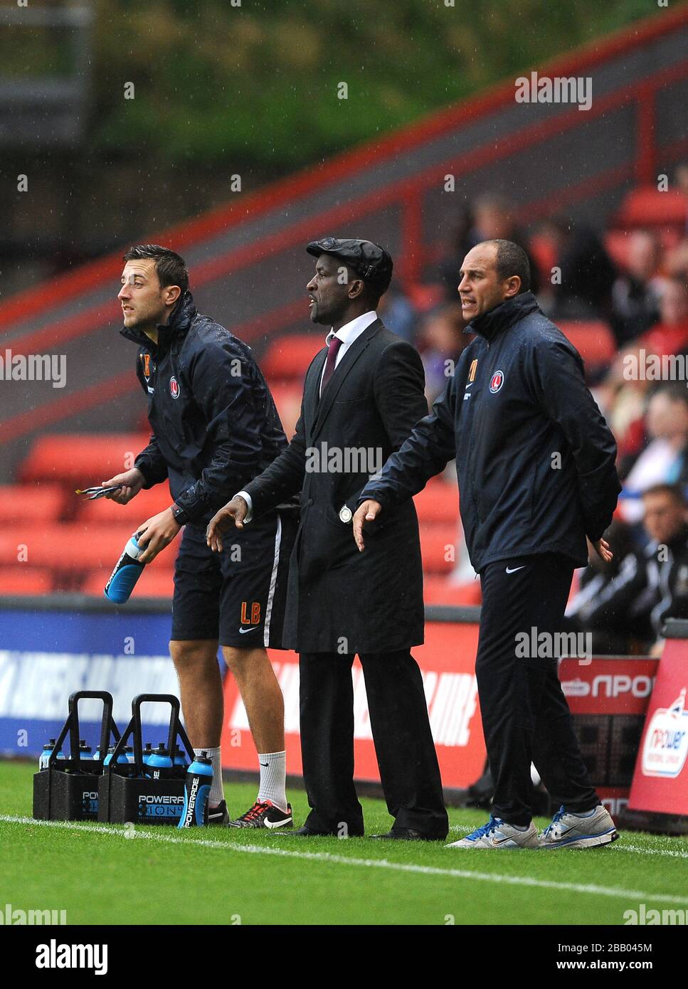 L-R: Der Charllton Athletic Sports Wissenschaftler Laurence Bloom, Manager Chris Powell und Trainer des ersten Teams Damian Matthew Stockfoto