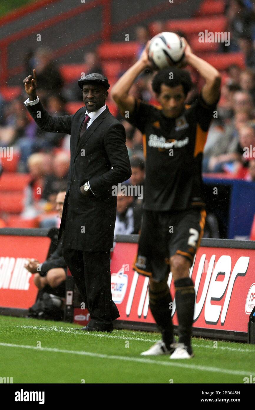 Der Manager von Charlton Athletic Chris Powell (l) beobachtet, wie Liam Rosenior von Hull City einen Wurf einwirft Stockfoto