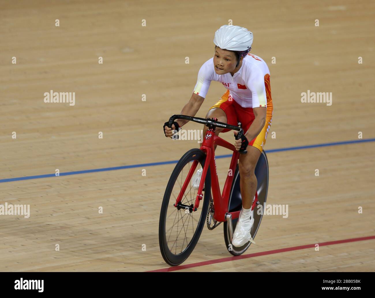 Chinas Yin er bricht während des Einzelfahrers C 1-2-3 500 m Zeitfahren im Velodrom im Olympic Park, London, einen Weltrekord Stockfoto