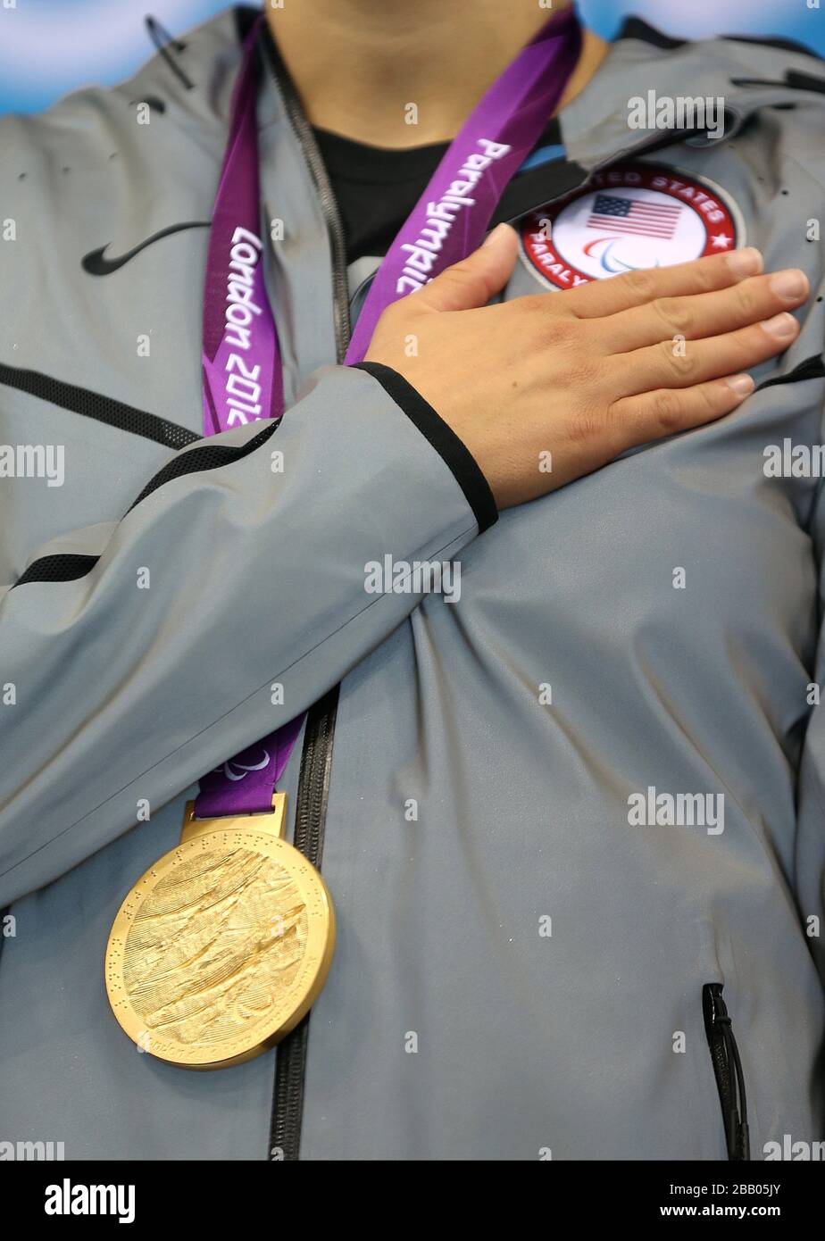 Detail der Kelley Becherer in den USA, die ihre Hand während der Nationalhymnen über ihr Herz legte, während sie in der Präsentationszeremonie für den 50-m-Freistil der Frauen - S13-Finale die Goldmedaille feiert Stockfoto