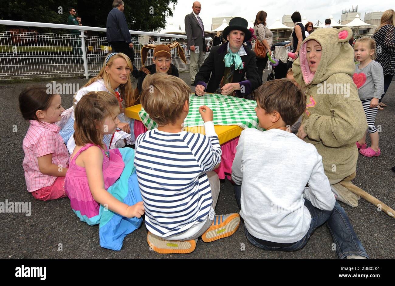 Mad Hatters Tea Party im Sandown Park. Stockfoto