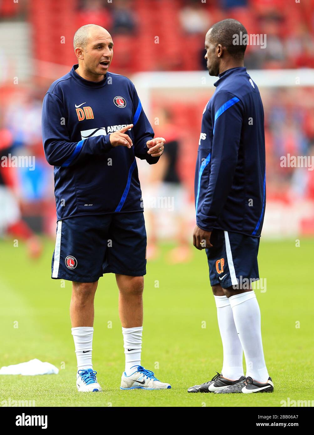 Charlton Athletic First Team Coach DamianMatthew (l) spricht mit Manager Chris Powell Stockfoto