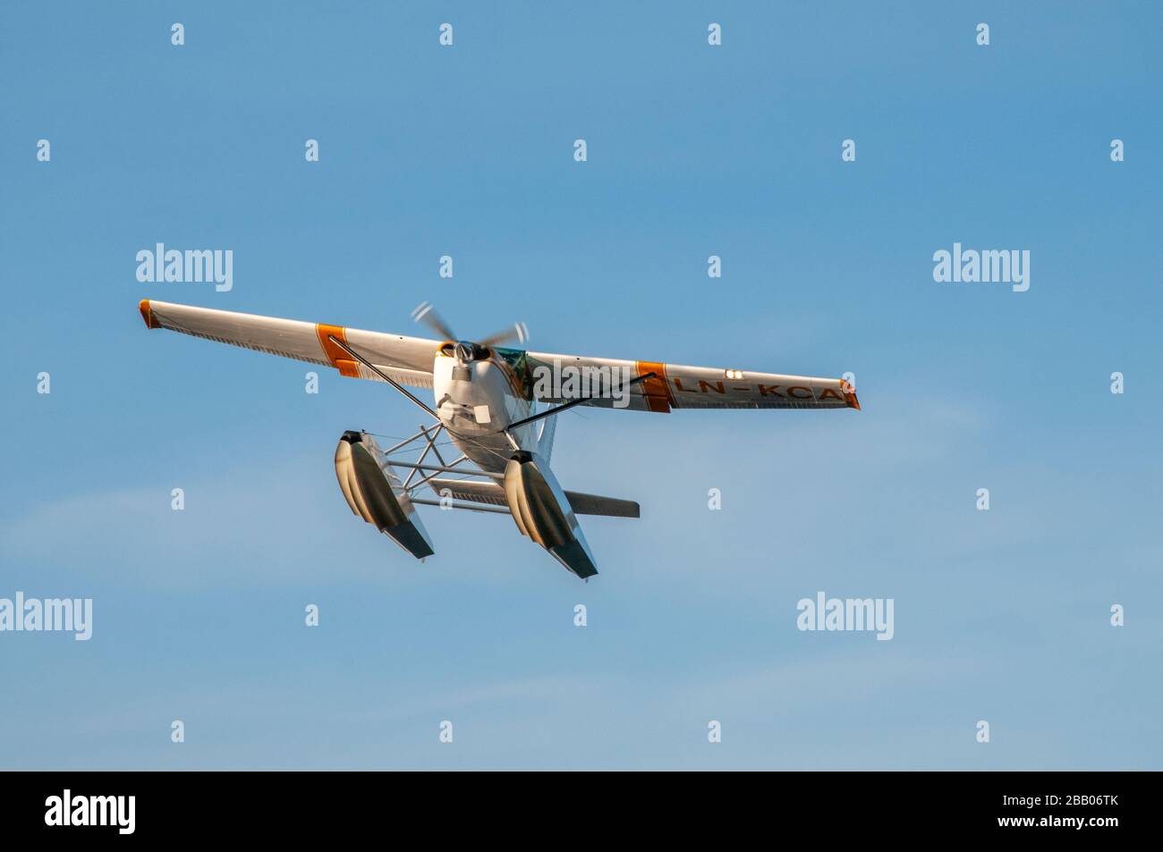 Ein gelb-weißes Wasserflugzeug Cessna 172 Skyhawk, das zwischen Inseln im Archipel Kragerø an der Südküste Norwegens abflog. Stockfoto