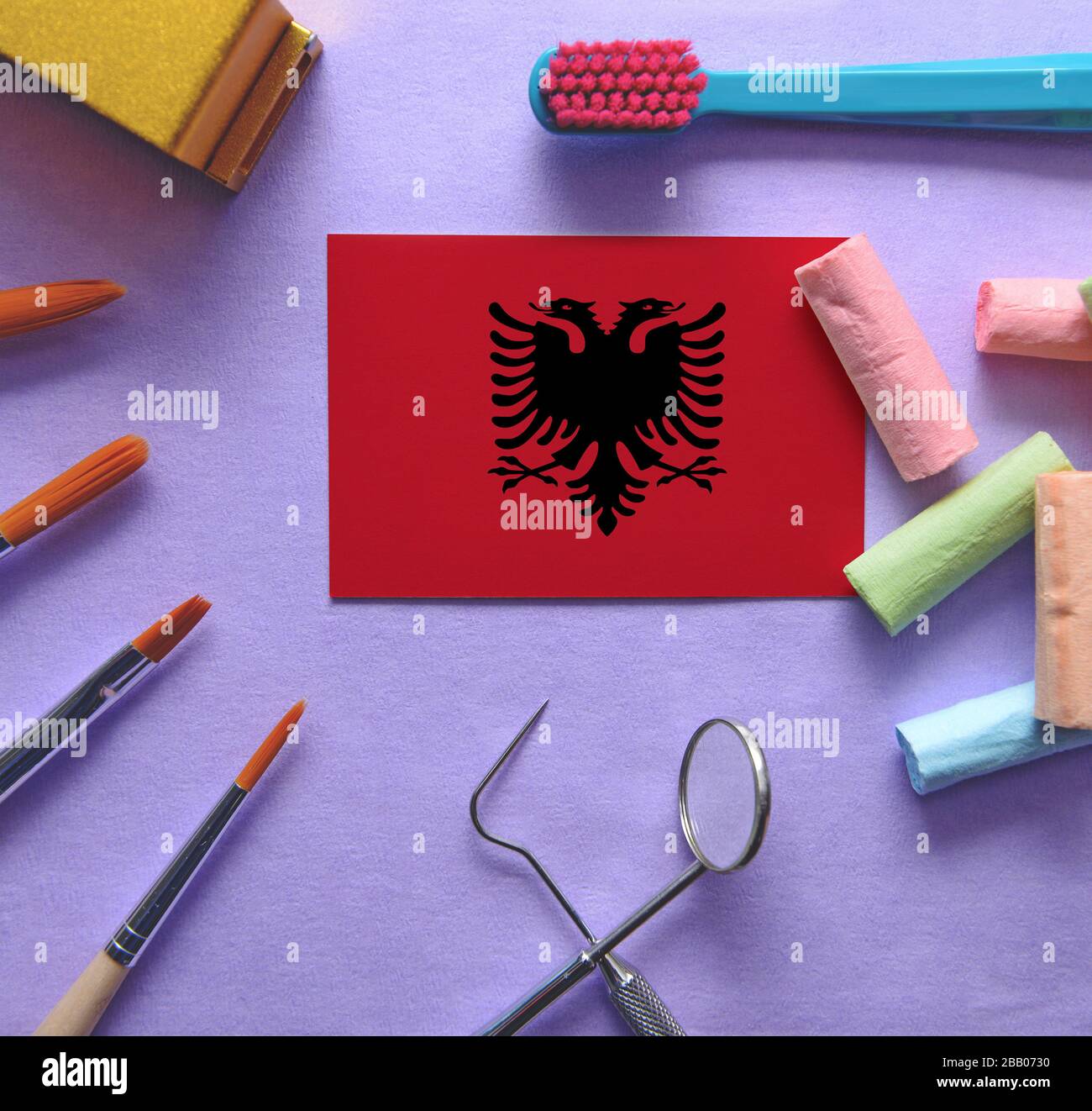 Zahnarztkonzept mit Instrumenten - konzeptionelles Bild des zahnärztlichen Gesundheitssystems Albaniens Stockfoto