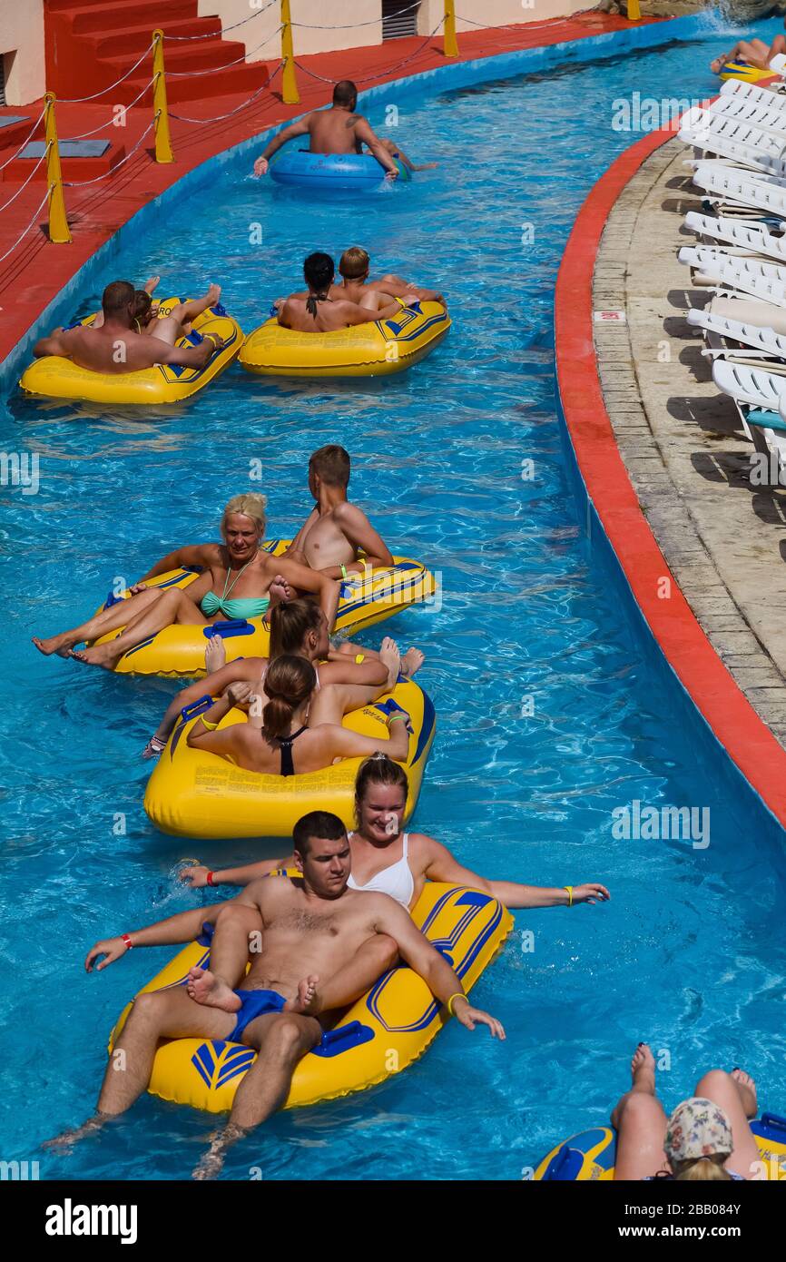Familien, die im Urlaub Spaß haben, genießen im Wasserpark Aqua in Gummischmuggeln und Gummiringen Warna Bulgarien Stockfoto