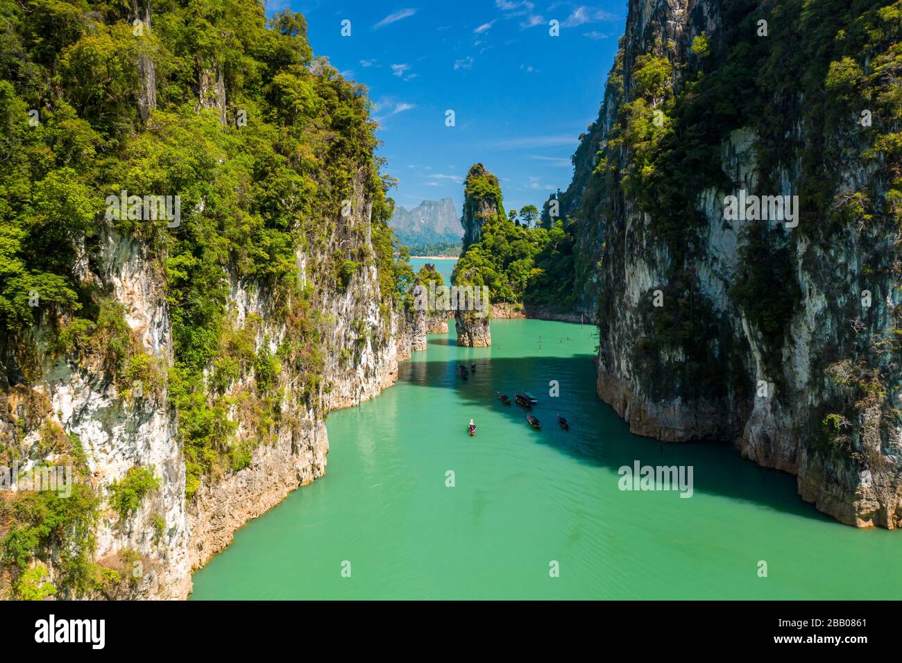 Luftaufnahme aus niedrigen Höhen von Kalkkarsten, bedeckt mit Dschungel, der aus einem riesigen See (Cheow LAN Lake) ragt Stockfoto