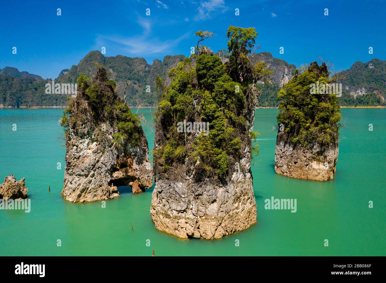 Luftaufnahme aus niedrigen Höhen von Kalkkarsten, bedeckt mit Dschungel, der aus einem riesigen See (Cheow LAN Lake) ragt Stockfoto