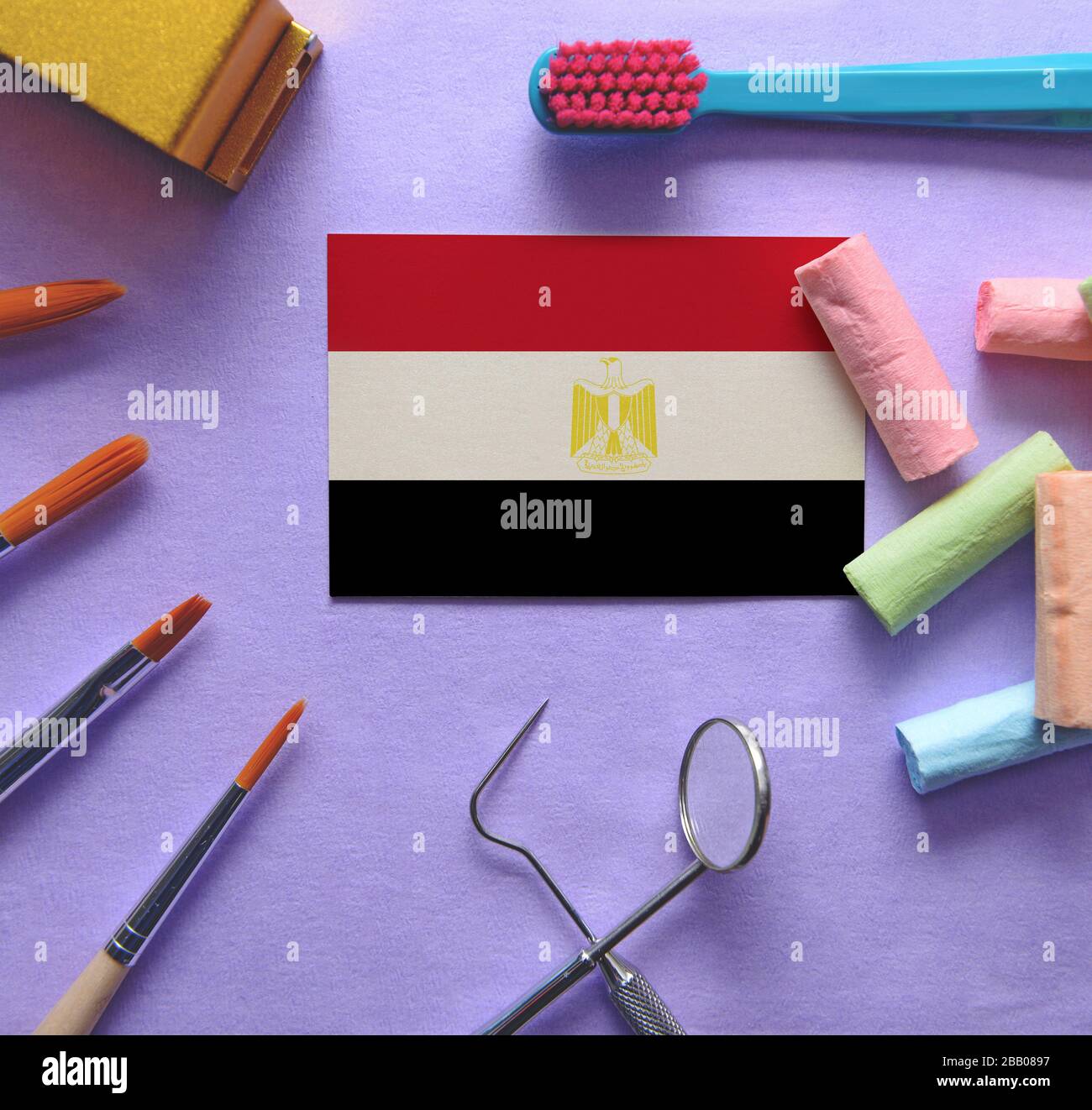 Zahnarztkonzept mit Instrumenten - konzeptionelles Bild des zahnärztlichen Gesundheitssystems Ägyptens Stockfoto