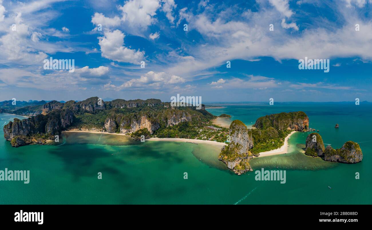 Panoramablick auf die wunderschönen tropischen Strände und die hoch aufragenden Klippen am Railay Beach, Thailand Stockfoto