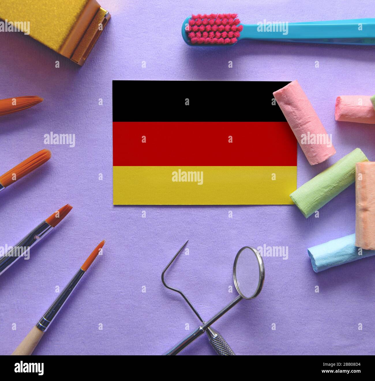 Zahnarztkonzept mit Instrumenten - konzeptionelles Bild des zahnärztlichen Gesundheitssystems Deutschlands Stockfoto
