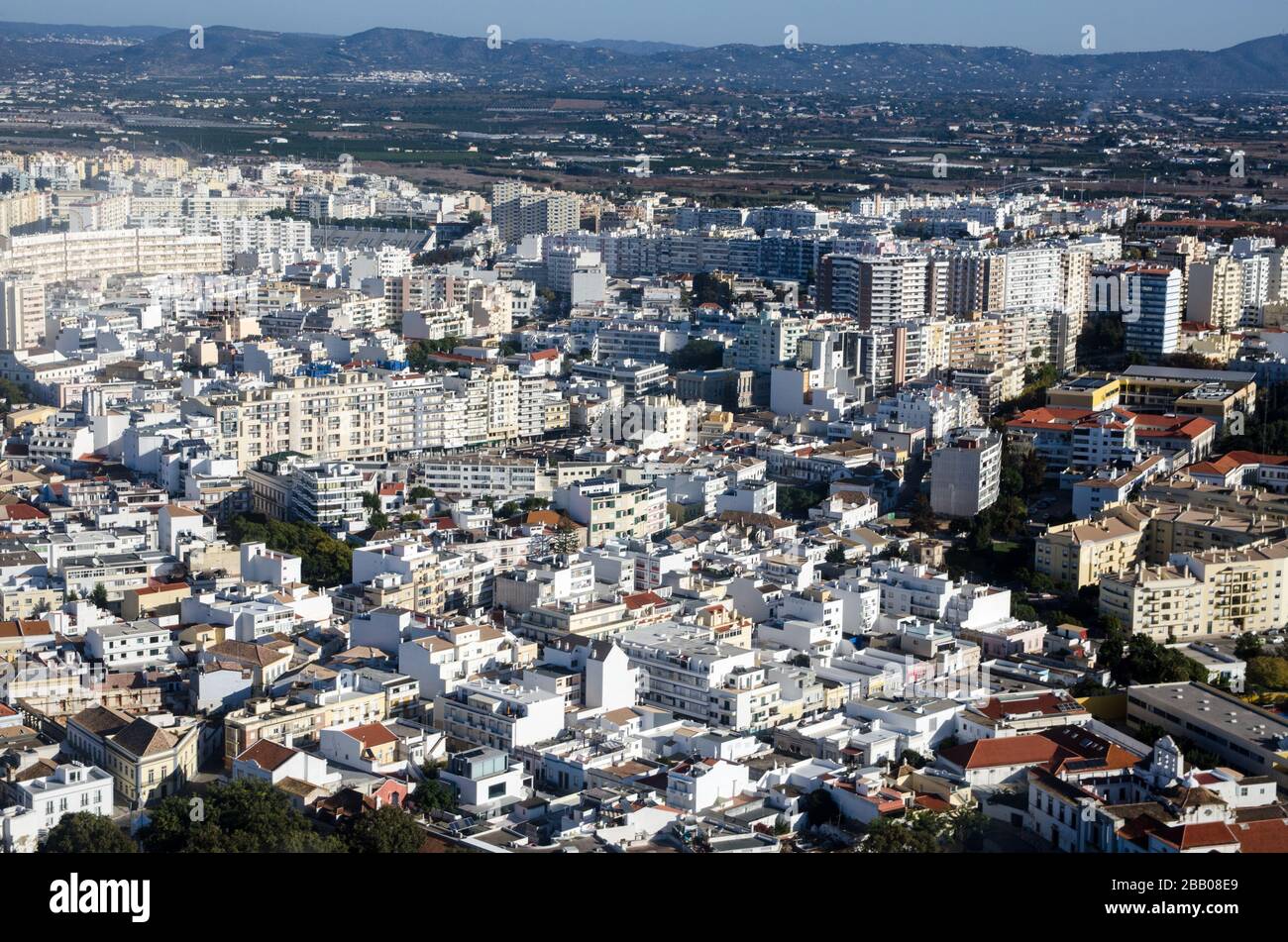 Luftbild der Stadt Faro an der Küste der Algarve in Portugal. Ein Teil des Sporting Club Farense ist nach oben zu sehen. Stockfoto