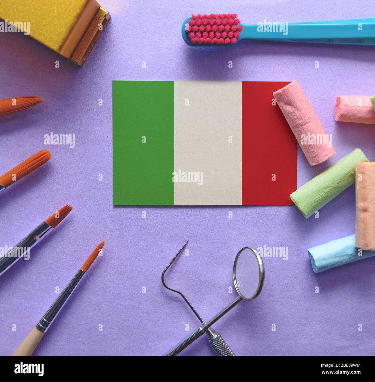 Zahnarztkonzept mit Instrumenten - konzeptionelles Bild des italienischen Zahnpflegesystems Stockfoto