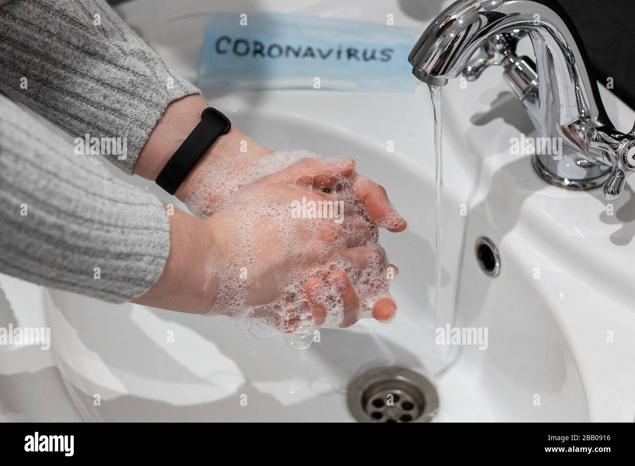 Waschen der Hände mit Seife auf dem Hintergrund der antiviralen Maske stoppen Coronavirus Konzept Stockfoto
