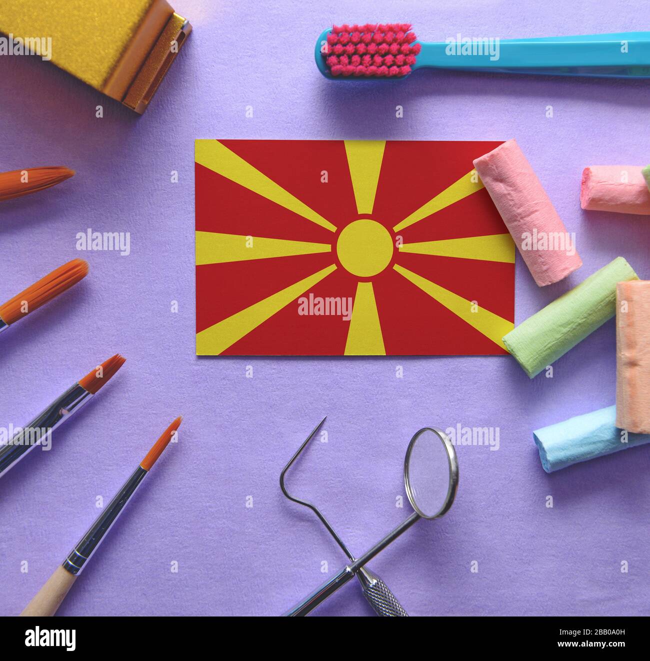 Zahnarztkonzept mit Instrumenten - konzeptionelles Bild des zahnärztlichen Gesundheitssystems von Nord-Mazedonien Stockfoto
