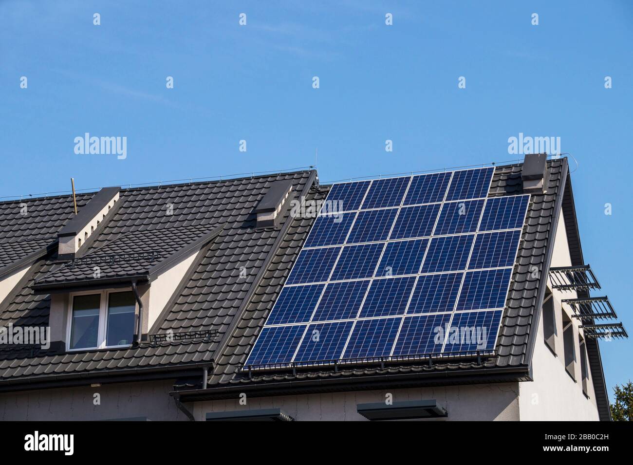 Installierte Solarmodule. Das Dach des Gebäudes aus Metallziegeln. Stockfoto